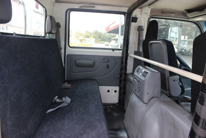 2017 HINO 616 LONG CREW AUTO White