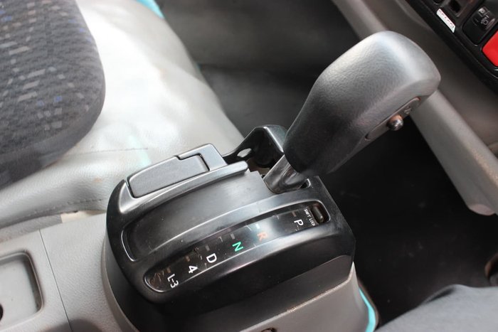 2017 HINO 616 LONG CREW AUTO White