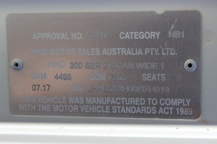 2017 HINO 616 LONG CREW AUTO White