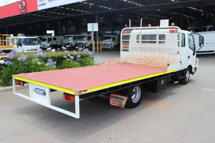 2017 HINO 616 LONG CREW AUTO White