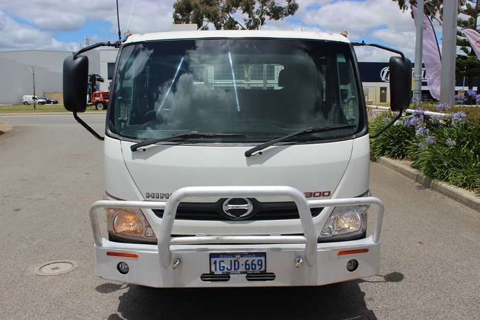 2017 HINO 616 LONG CREW AUTO White