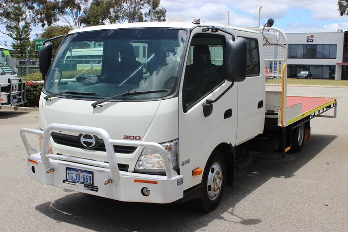 2017 HINO 616 LONG CREW AUTO White
