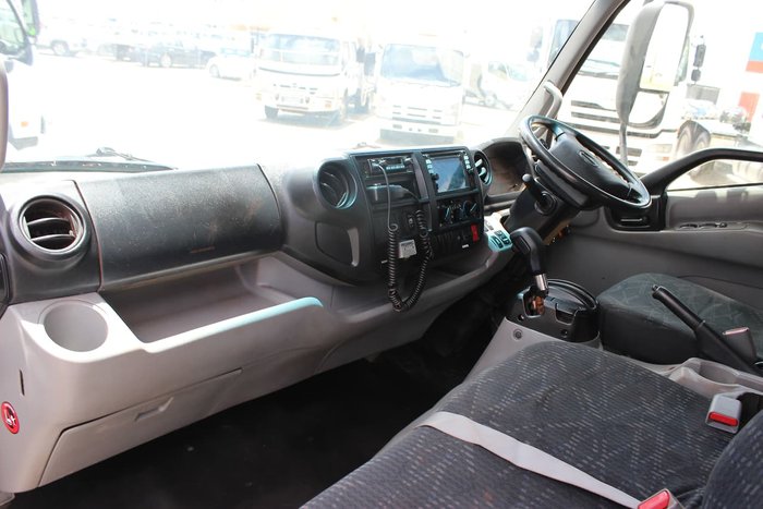 2017 HINO 616 LONG CREW AUTO White