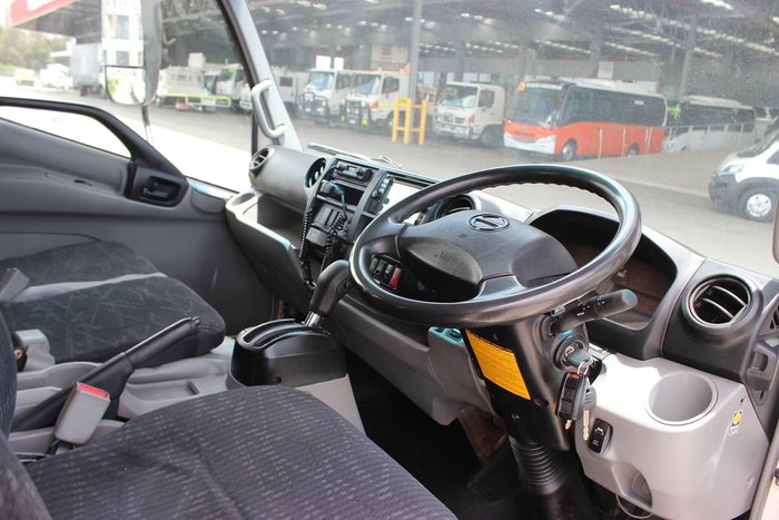 2017 HINO 616 LONG CREW AUTO White