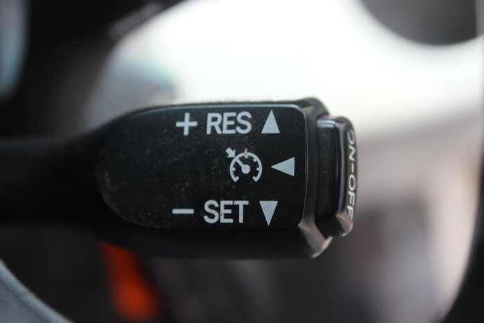 2017 HINO 616 LONG CREW AUTO White