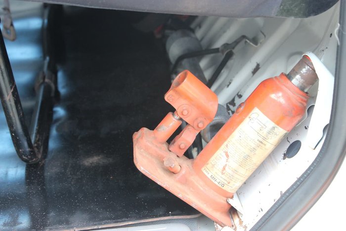 2017 HINO 616 LONG CREW AUTO White