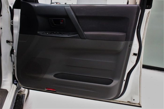 2003 Mitsubishi Pajero GLS NP MY04 4X4 White