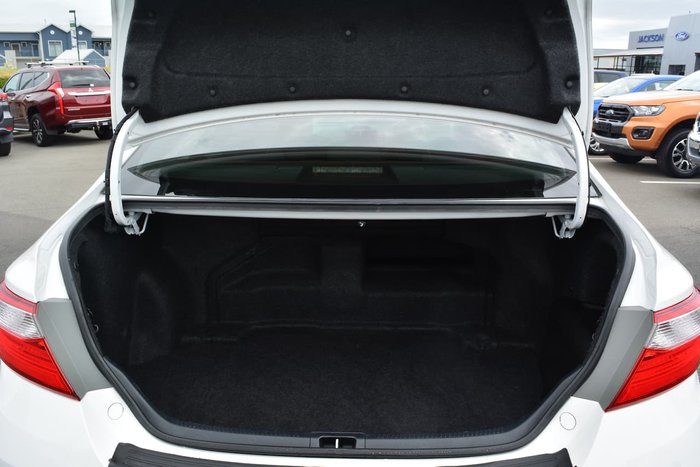 2016 Toyota Camry Atara S AVV50R White