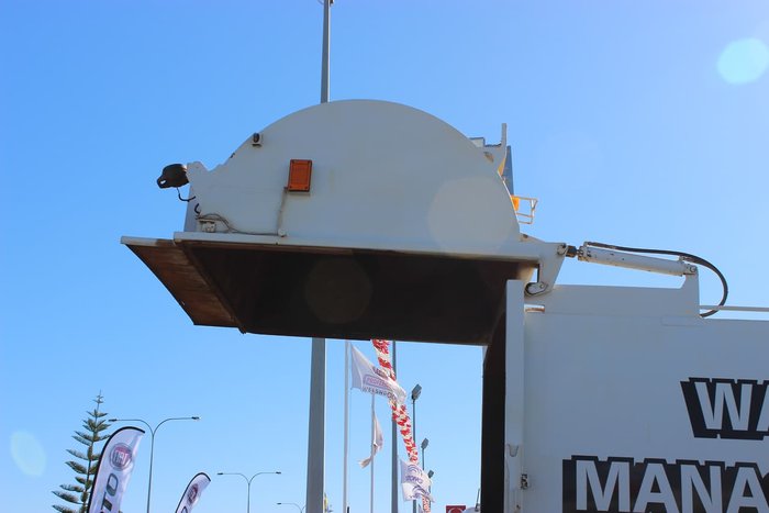 2005 IVECO ACCO WHITE