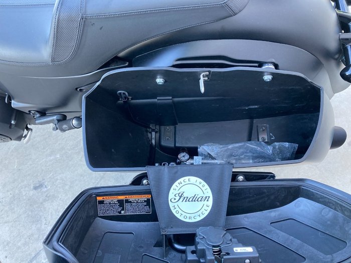 2019 Indian CHIEFTAIN DARK HORSE BLACK ThunderBLACKSmoke