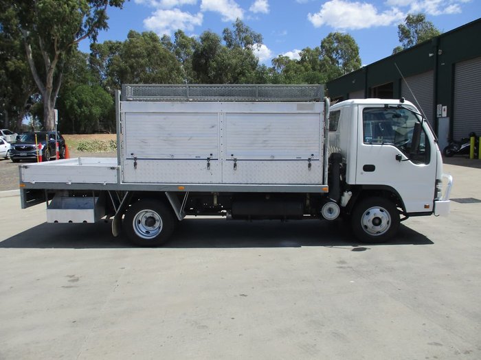 2007 ISUZU NPR 200 MEDIUM TRADEPACK White