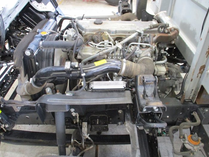 2007 ISUZU NPR 200 MEDIUM TRADEPACK White