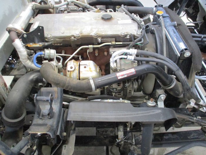 2007 ISUZU NPR 200 MEDIUM TRADEPACK White