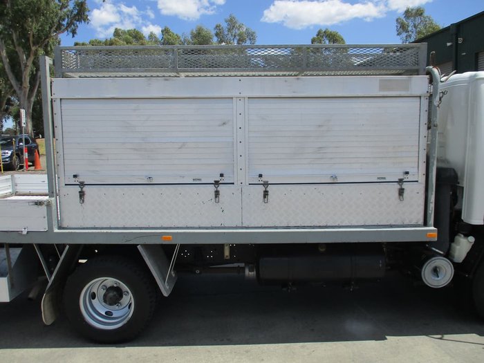 2007 ISUZU NPR 200 MEDIUM TRADEPACK White