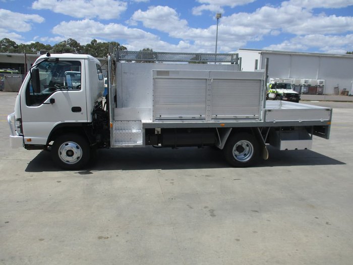 2007 ISUZU NPR 200 MEDIUM TRADEPACK White