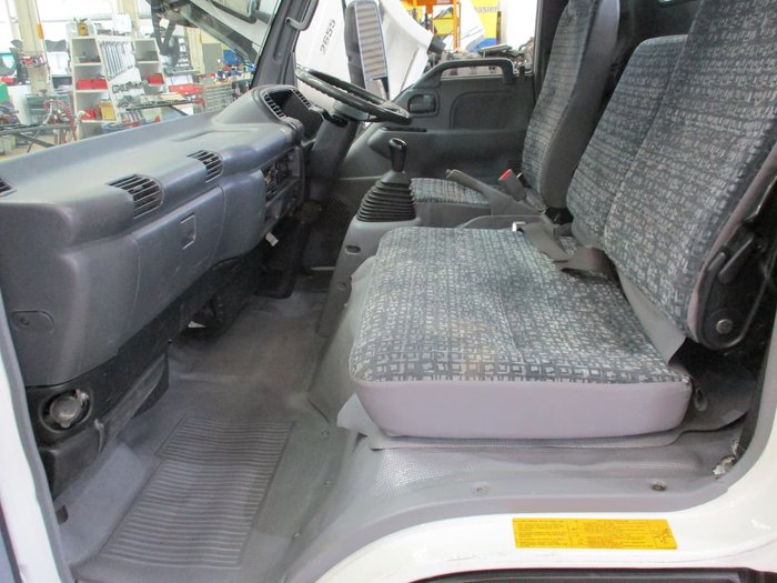 2007 ISUZU NPR 200 MEDIUM TRADEPACK White