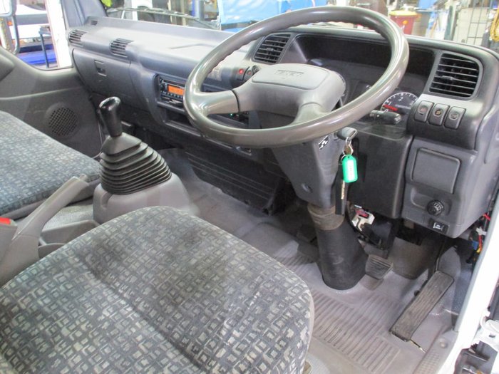 2007 ISUZU NPR 200 MEDIUM TRADEPACK White