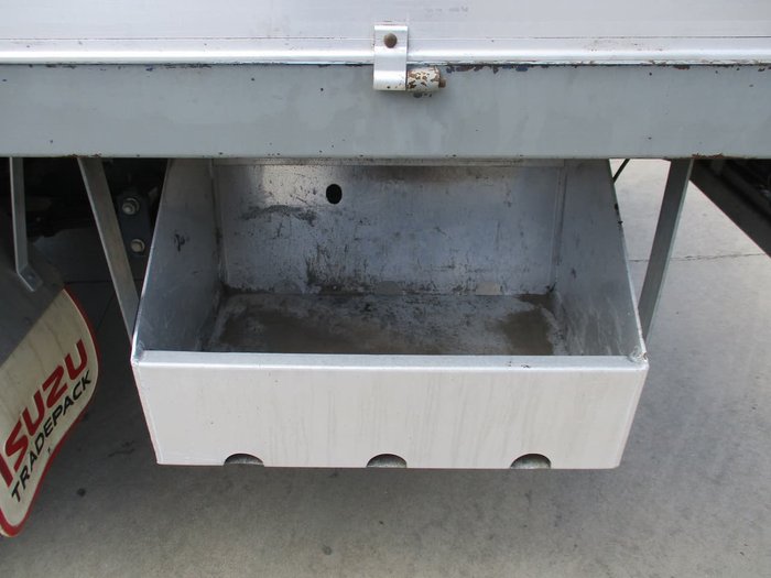 2007 ISUZU NPR 200 MEDIUM TRADEPACK White