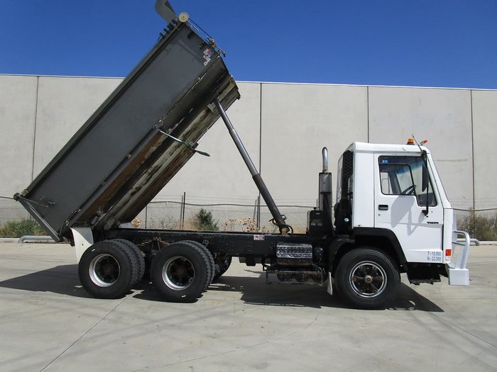 1994 VOLVO FL10 TIPPER WHITE