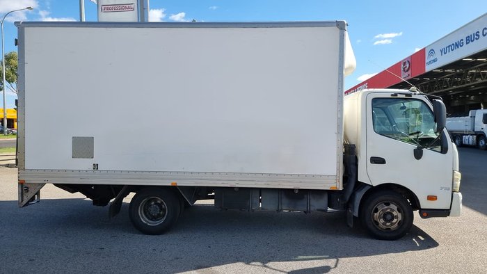 2011 HINO 716 WHITE