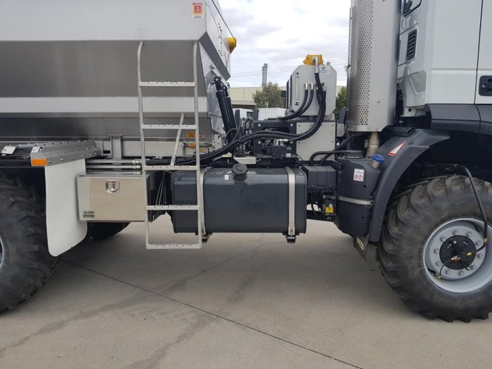 2021 IVECO TRAKKER 6X6 SOUTHERN SPREADER null null white