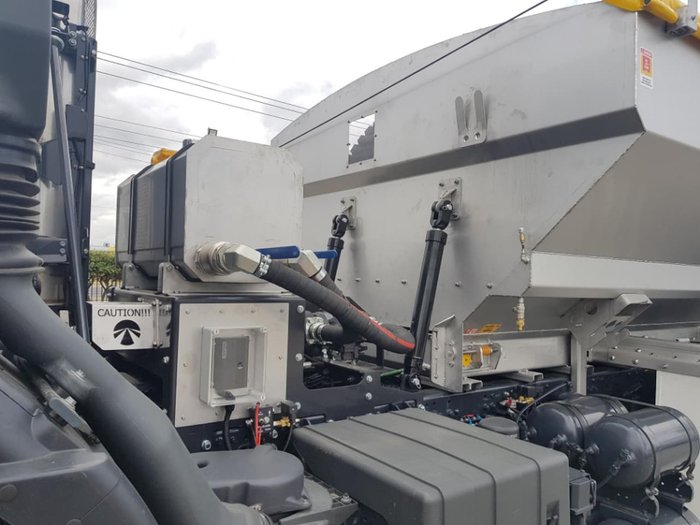 2021 IVECO TRAKKER 6X6 SOUTHERN SPREADER null null white