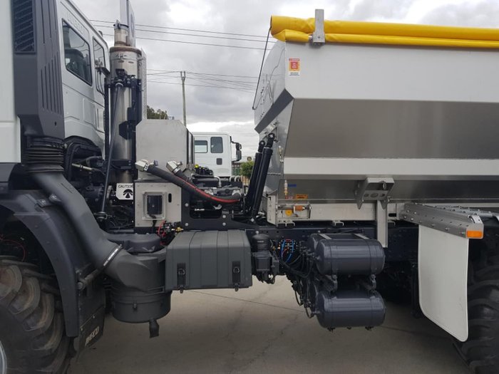 2021 IVECO TRAKKER 6X6 SOUTHERN SPREADER null null white