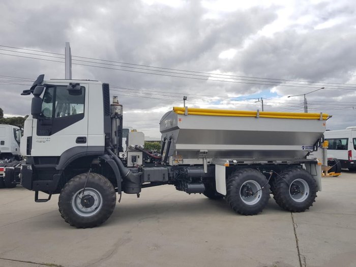 2021 IVECO TRAKKER 6X6 SOUTHERN SPREADER null null white
