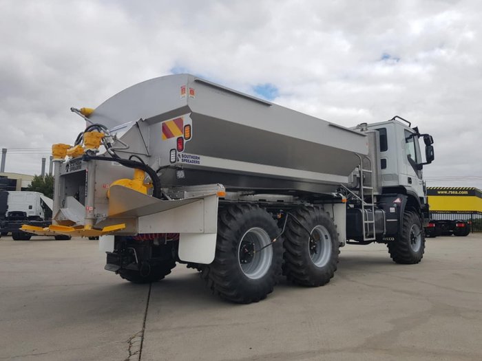 2021 IVECO TRAKKER 6X6 SOUTHERN SPREADER null null white