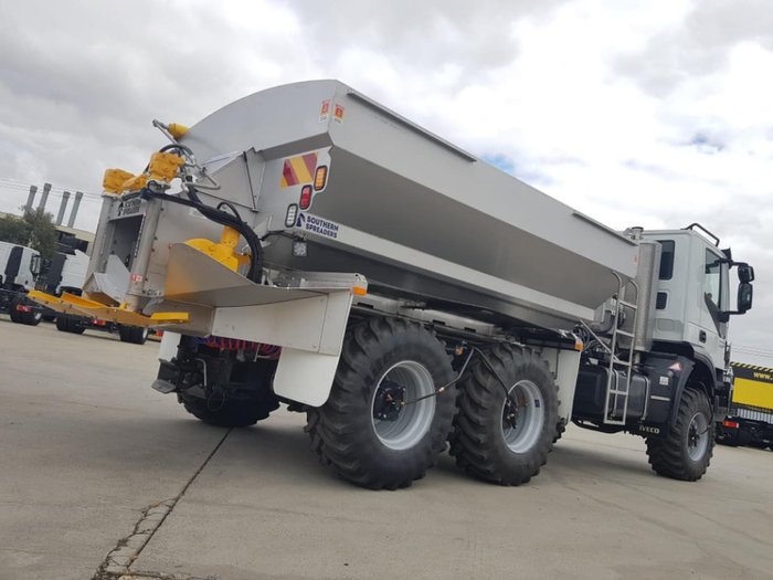 2021 IVECO TRAKKER 6X6 SOUTHERN SPREADER null null white