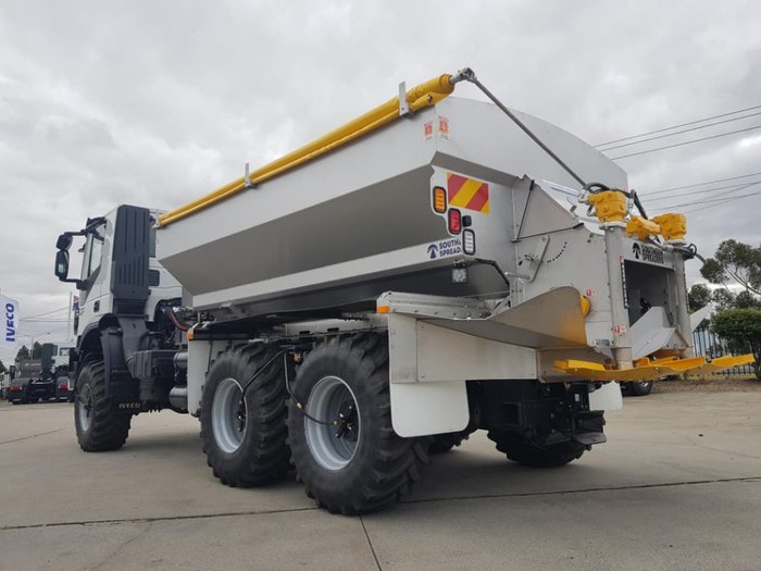 2021 IVECO TRAKKER 6X6 SOUTHERN SPREADER null null white