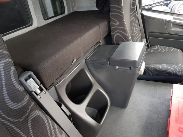 2020 IVECO STRALIS ATI 360 6X2 14 PALLET CURTAINSIDER null null white